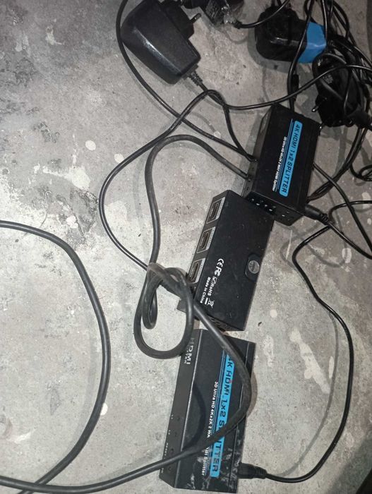 Aktywny rozdzielacz Splitter HDMI 4k 1x2  4szt z ładowarkami sprawne