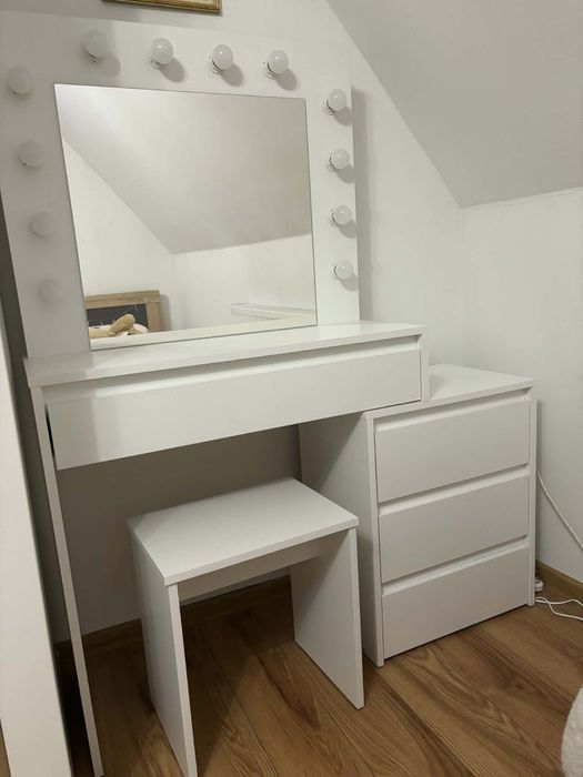 Pojemna biała toaletka z lustrem