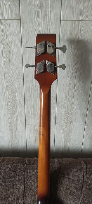 Gitara basowa defil