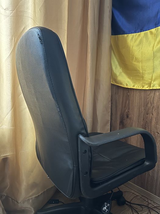 Крісло шкіряне офісне