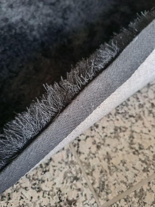 Carpete preta , pêlo médio.