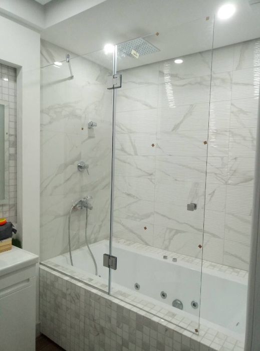 Стеклянная перегородка для ванны