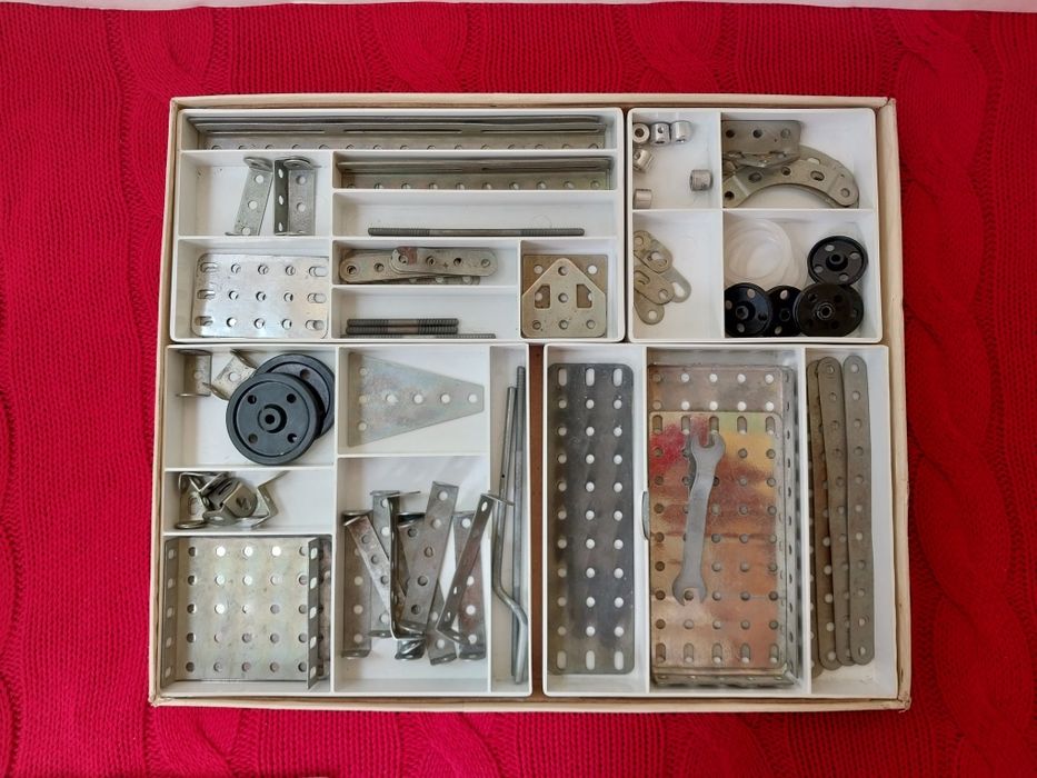 Констркутор 1968 г 110 видов игрушек металический с инструкцией КЗФ