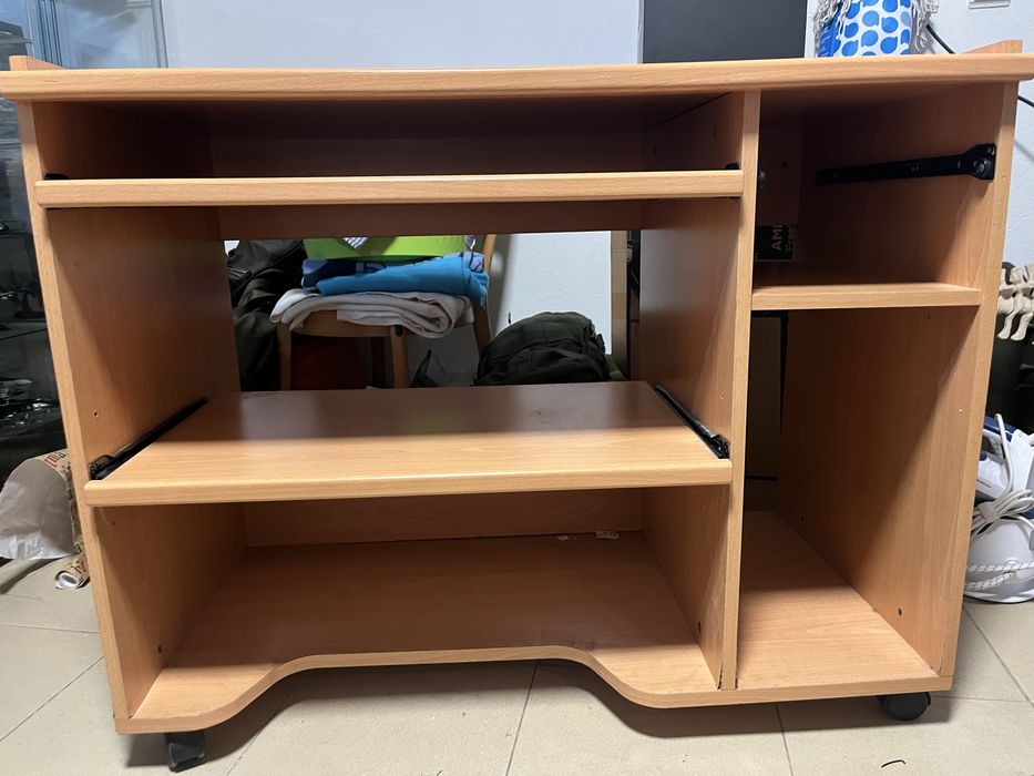 Secretária para estudo ou computador com prateleiras deslizantes e rodas