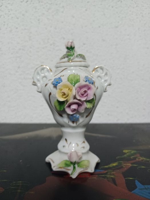 Antique ceramic pot with floral pattern425427328366684165