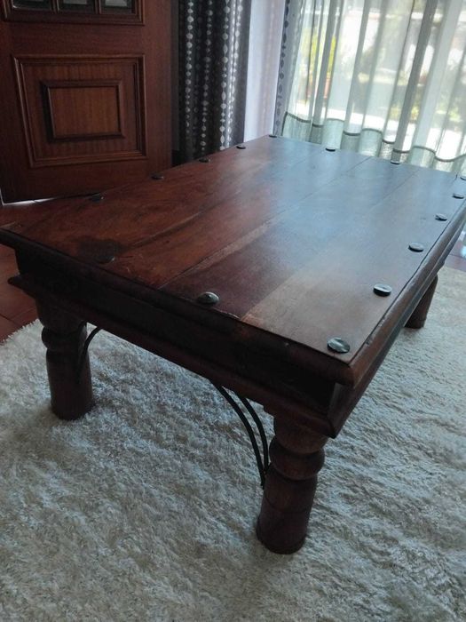 Mesa de centro rústica em ótimo estado.