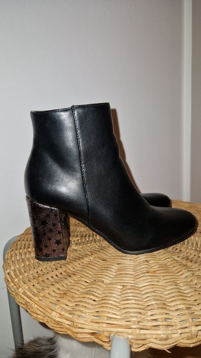 Buty za kostkę na słupku