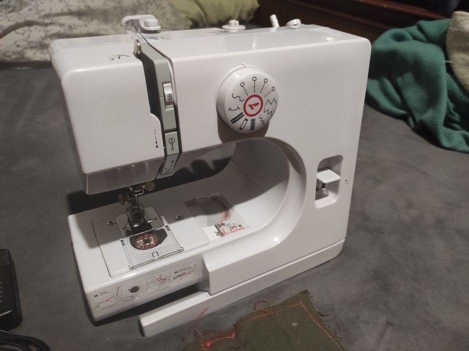Швейная машинка с электроприводом, рабочая с набором шпуль и всячены.