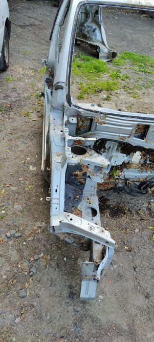 Nissan note E11. Передня Четверть