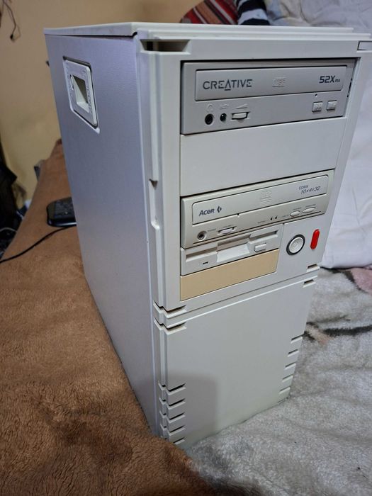 Stary retro komputer stacjonarny Creative