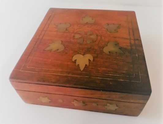 Caixa vintage quadrada, em madeira