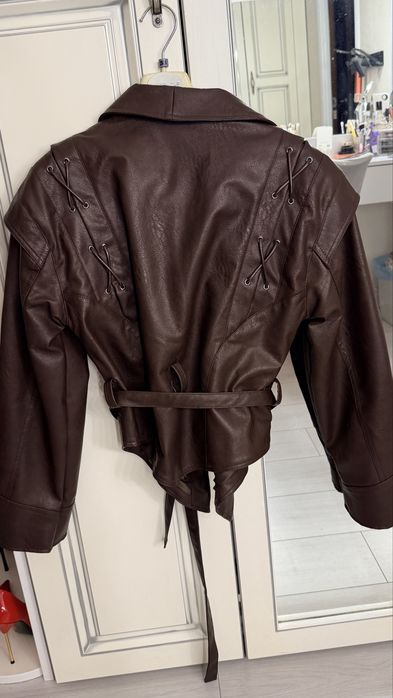 Стильна куртка коричневого кольору, шкір зам