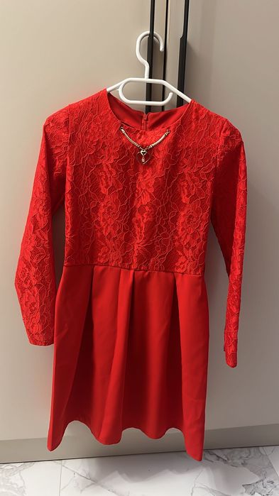 Нарядне плаття для дівчинки червоне