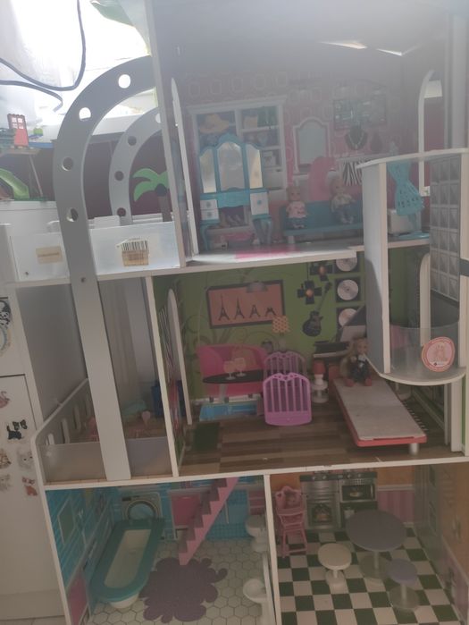 Duży domek dla lalek z mebelkami i winda