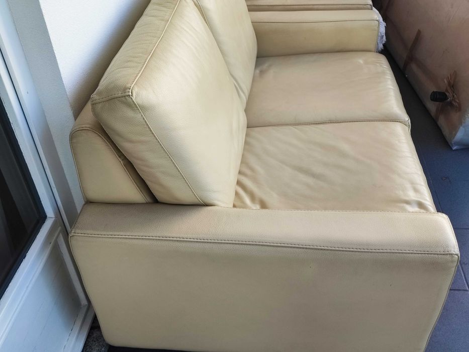 Sofá 2 Pessoas Em Couro Bege