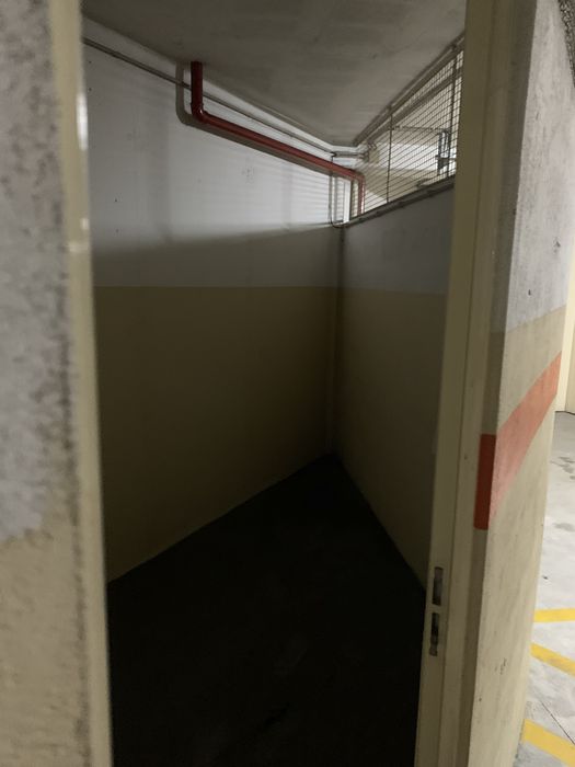 Arrendo arrumos Avenida da Carvalha Fanzêres