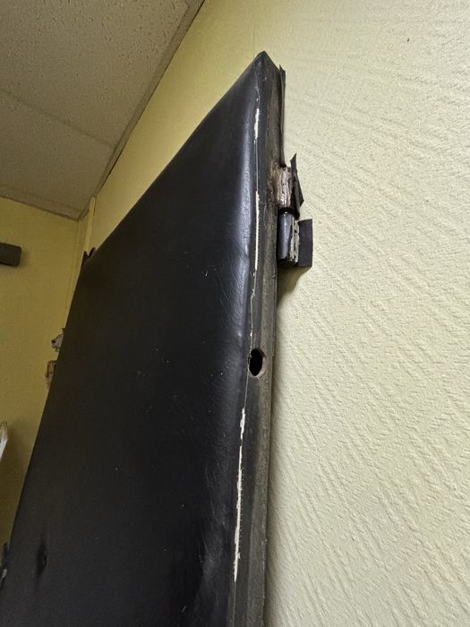 Отдам бесплатно крепкую входную металлическую дверь! Самовывоз.