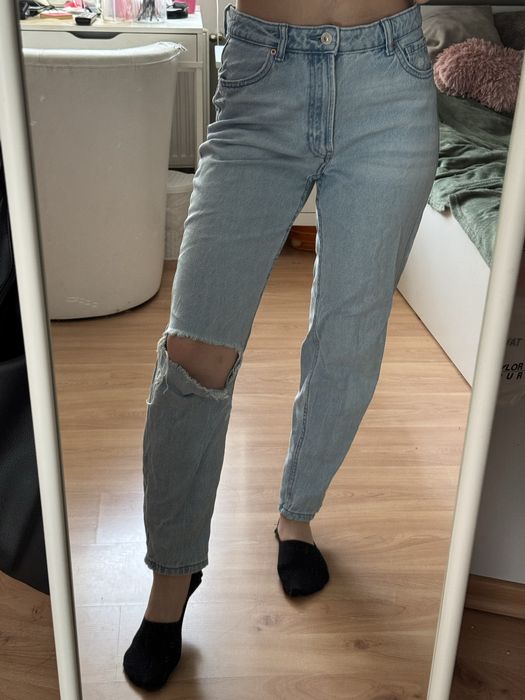 Spodnie jasnoniebieskie mom jeans z dziurą
