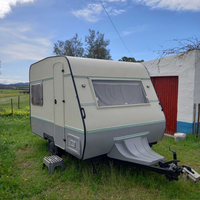 Caravana Vintage Restaurada – Pluma (1991) – 490kg – Pronta a Viajar