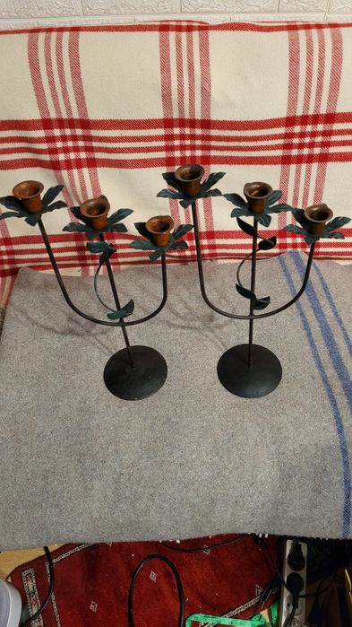 Dwa metalowe świeczniki wys.45 cm.