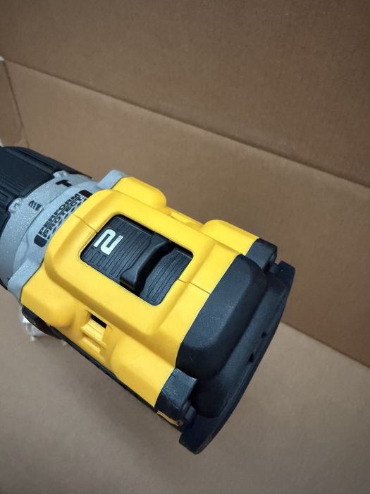 Безщітковий ударний шуруповерт DeWalt DCD806
