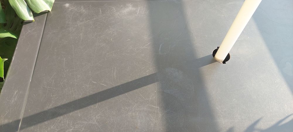Mesa de jardim com furo para guarda-sol – Bom estado