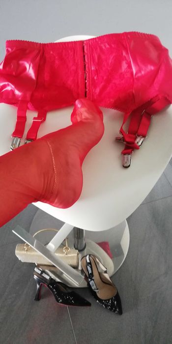 pończochy czerwone nylonowe