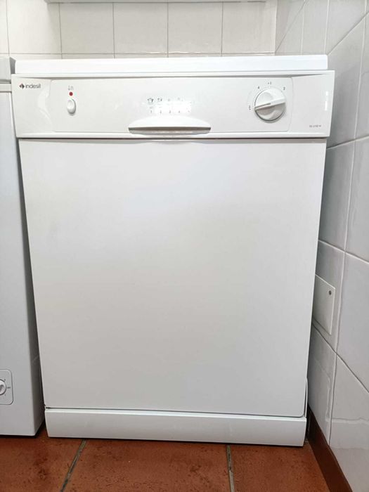 Máquina Lavar Loiça Indesit DG 6100 W + Lote de Peças Suplentes