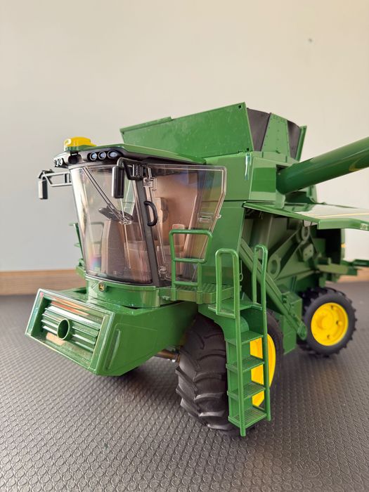 Kombajn John Deere T670i Bruder 02132 – Skala 1:16, Stan Idealny + Wózek