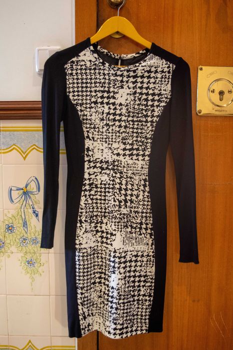 Venda de vestido comprido preto e branco da Mango