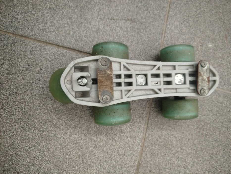 Patins de criança, adaptáveis a sapatilhas.