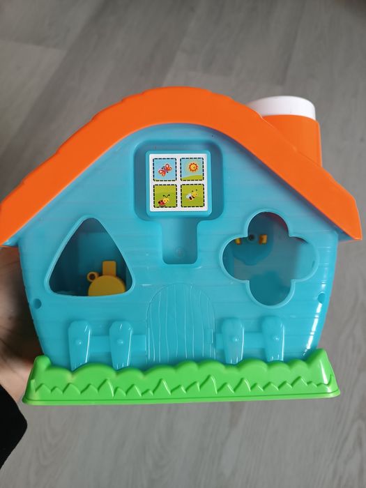 Casa de brincar com formas geométricas para encaixar