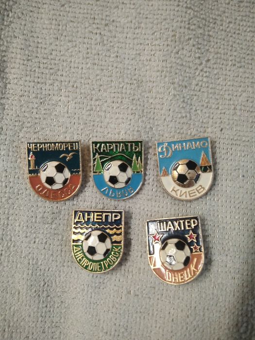 Продам значки футбол
