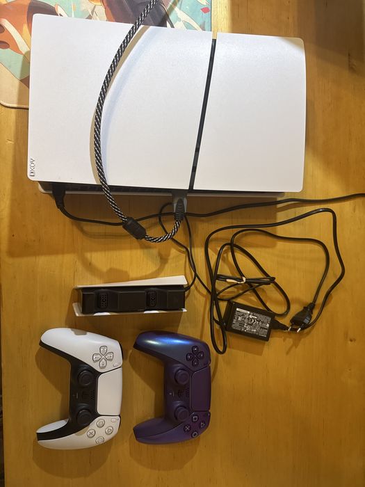Konsola PS5 Slim + 2 pady + ładowarka
