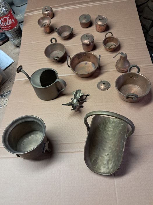 Peças antigas em tamanho pequeno.