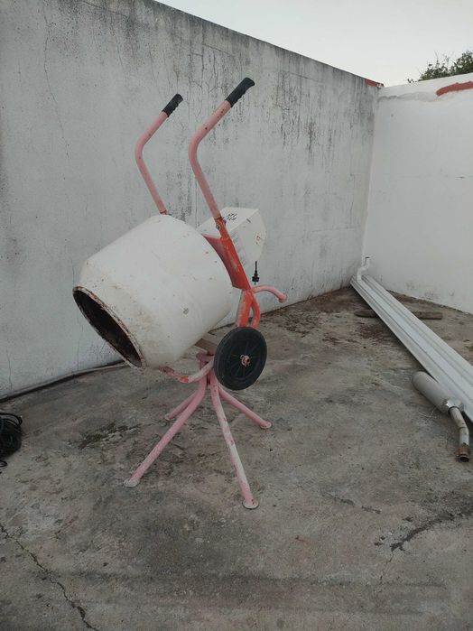 Betoneira elétrica 130 lt Miral BTCM 145 usada