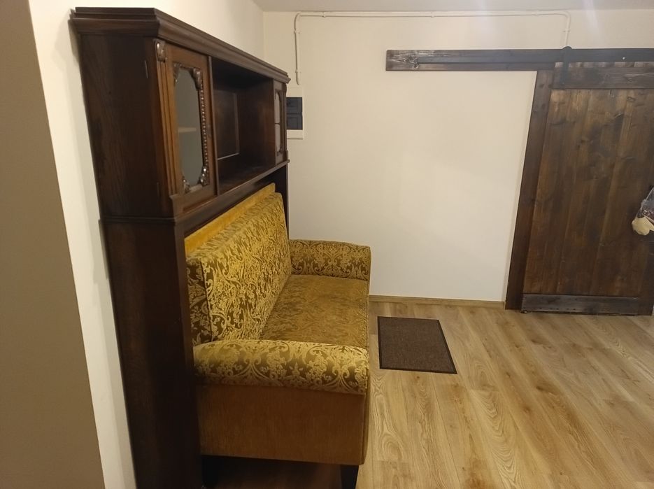 Sofa z biblioteczką