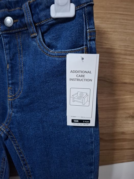 Nowe jeansy chłopięce 104