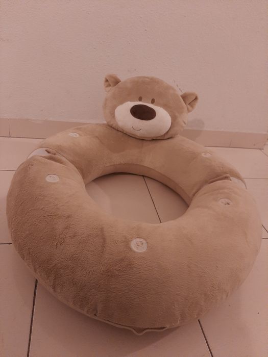 Sofá/banco para bebés se sentarem.