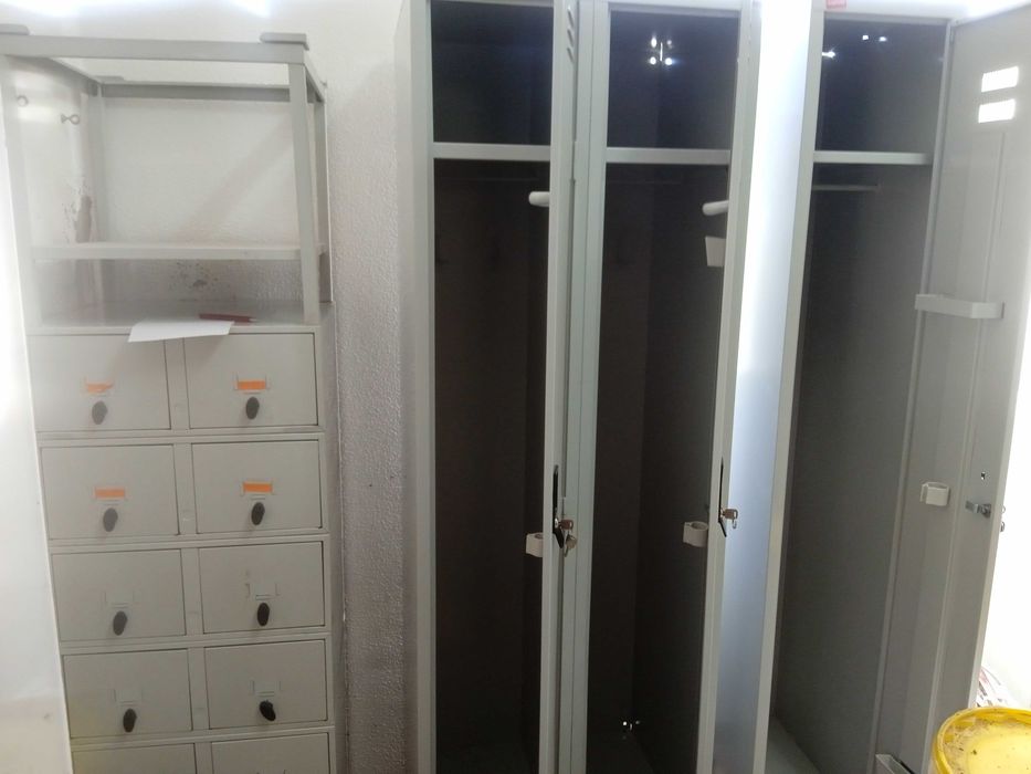 Cacifo metálico de duas portas