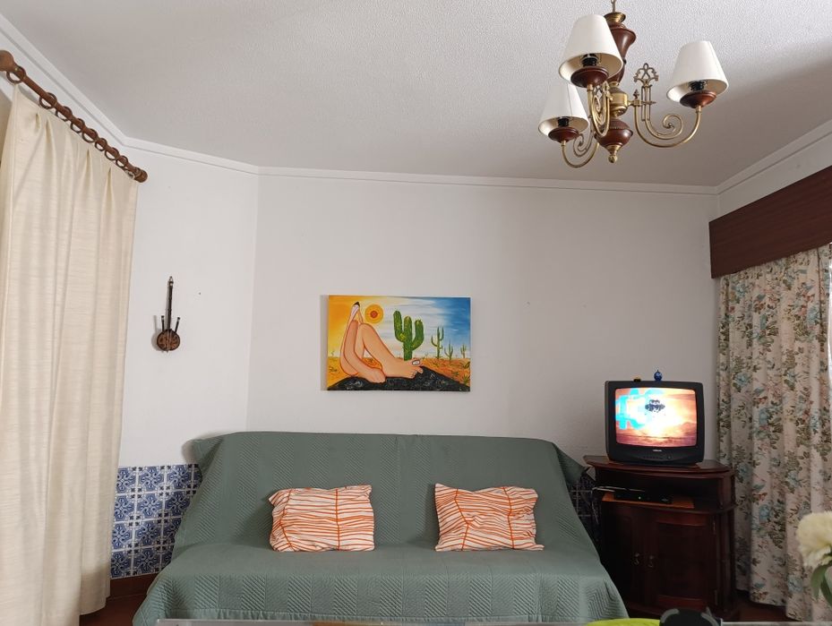 Apartamento T1, a 200 m da praia de Costa da Caparica, com varanda para a principal rua de comércio e restauração. Disponível em Setembro.