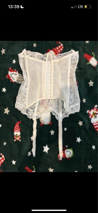 Koronkowy gorset z paskami do pończoch
