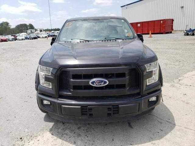 Ford F-150 z 2015 roku, silnik wolnossący — części.