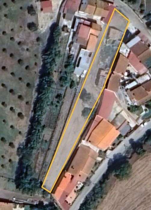 Moradia com terreno no centro da Carapinheira para reconstrução