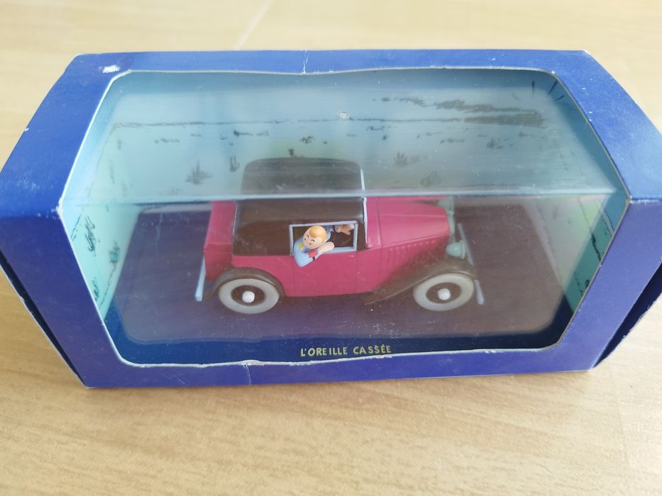 Um exemplar colecionável do Tintin Spider Coupé, vermelho, do álbum "A