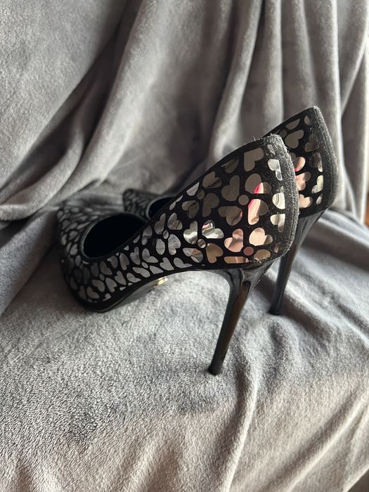 Szpilki w serca czarne