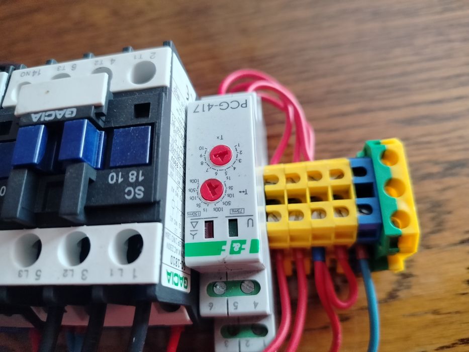Układ rozruchowy silnika gwiazda trójkąt o mocy do 7,5 kw