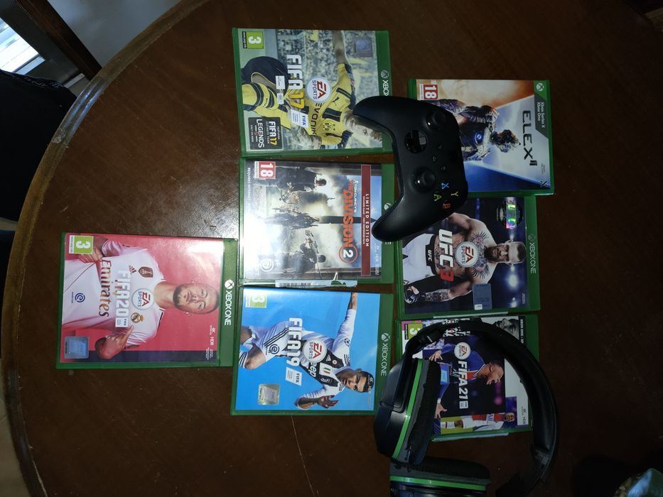 Xbox One X com jogos e headphone