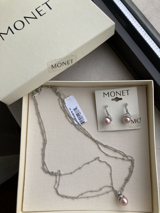 Colar e brincos Monet bijuteria novos. Em metal prateado com perolas
