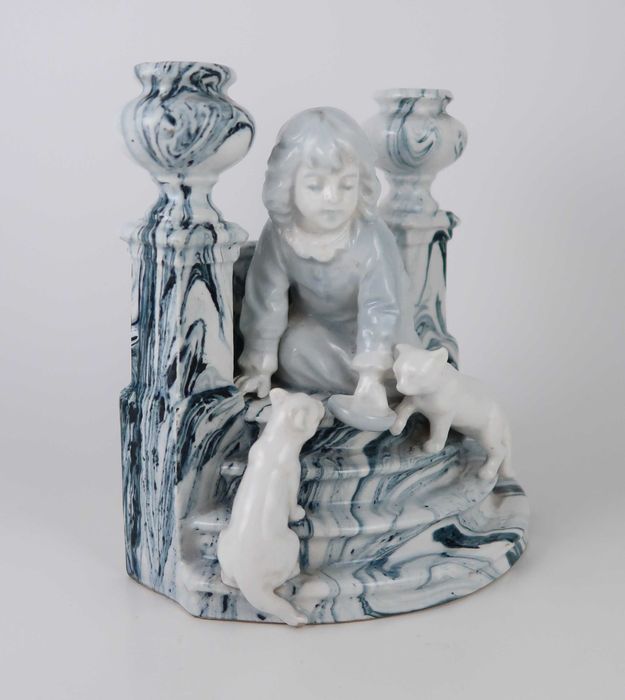 Escultura Castiçal em faiança marmorizada - Menina com gatos